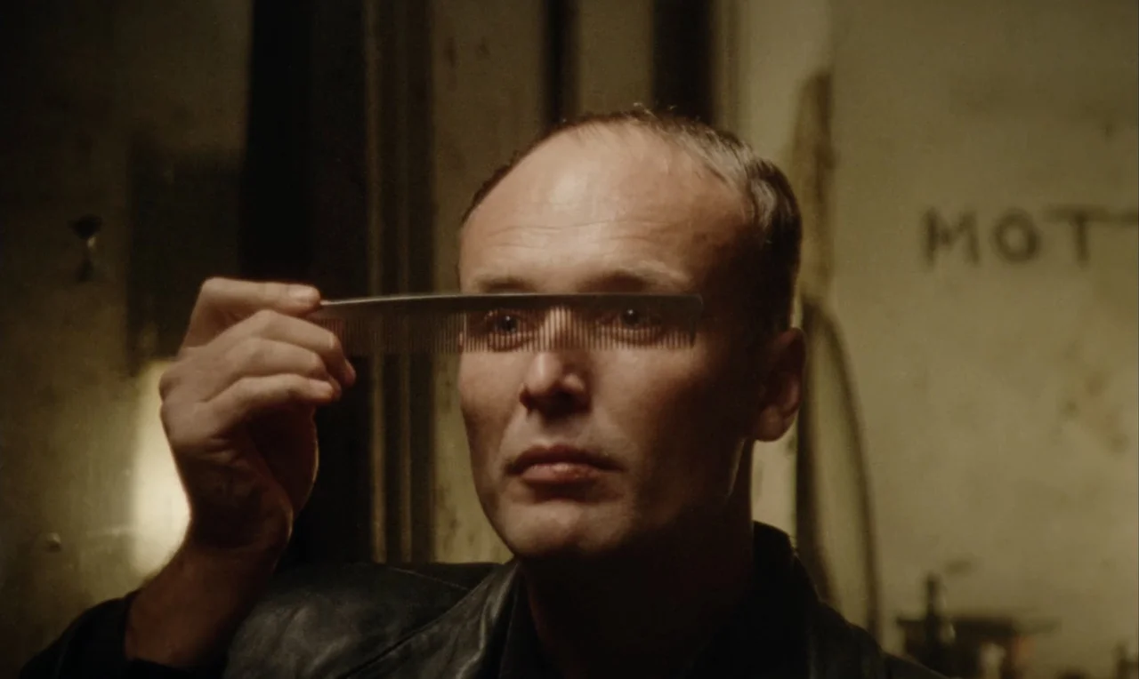 Mott holds a hair comb across his eyes in Universe25.